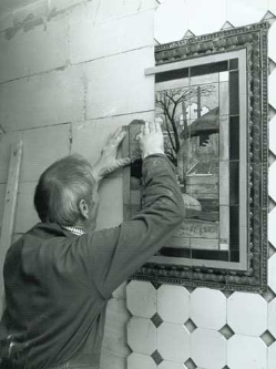 Hier plaatst de grondlegger van het bedrijf<br> een tegeltableau in het Enkhuizer openluchtmuseum.|The founder at work